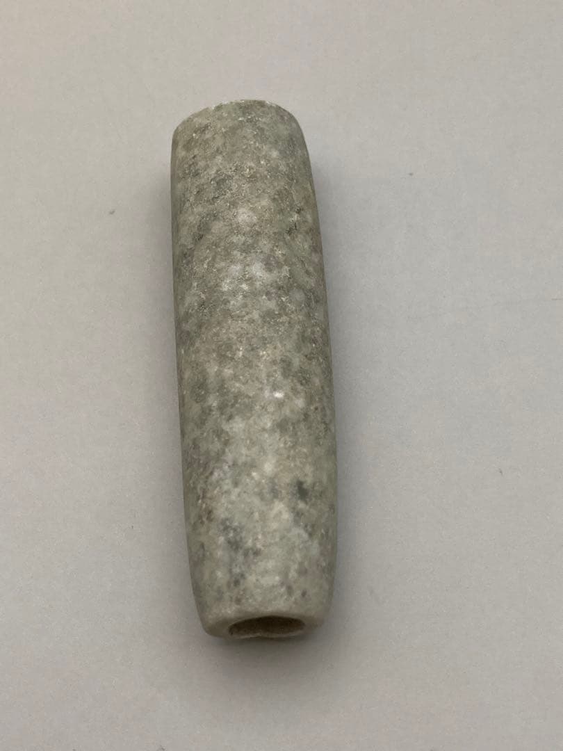 ①マヤ翡翠　穴付き　希少　天然石