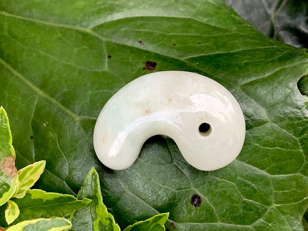 ✳神様からの贈り物‼️ 勾玉　糸魚川翡翠ジェダイト本物をお身近に　最安値　鑑別…