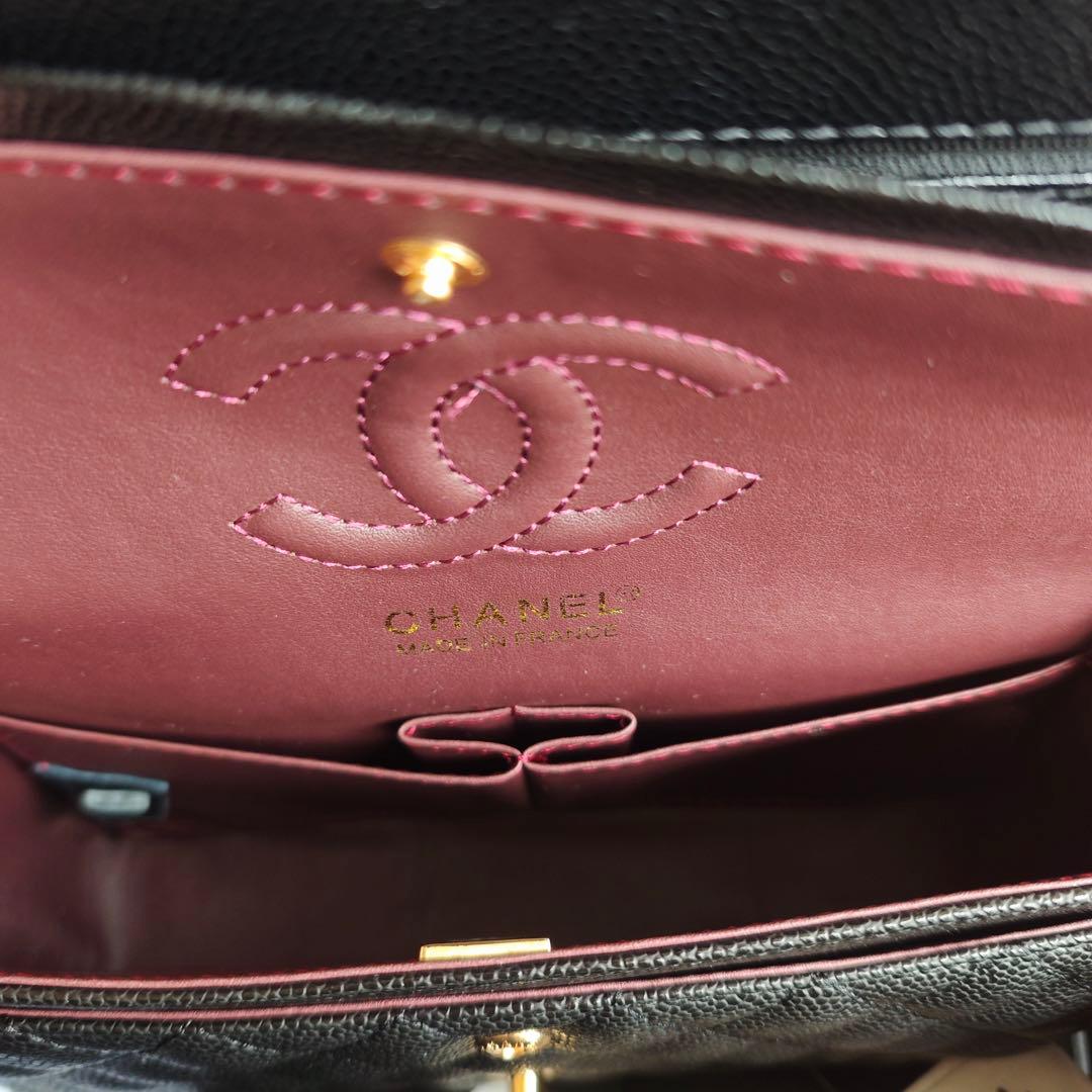 ブラックのキルティングレザーで、ゴールド金具がエレガントなショルダーバッグ