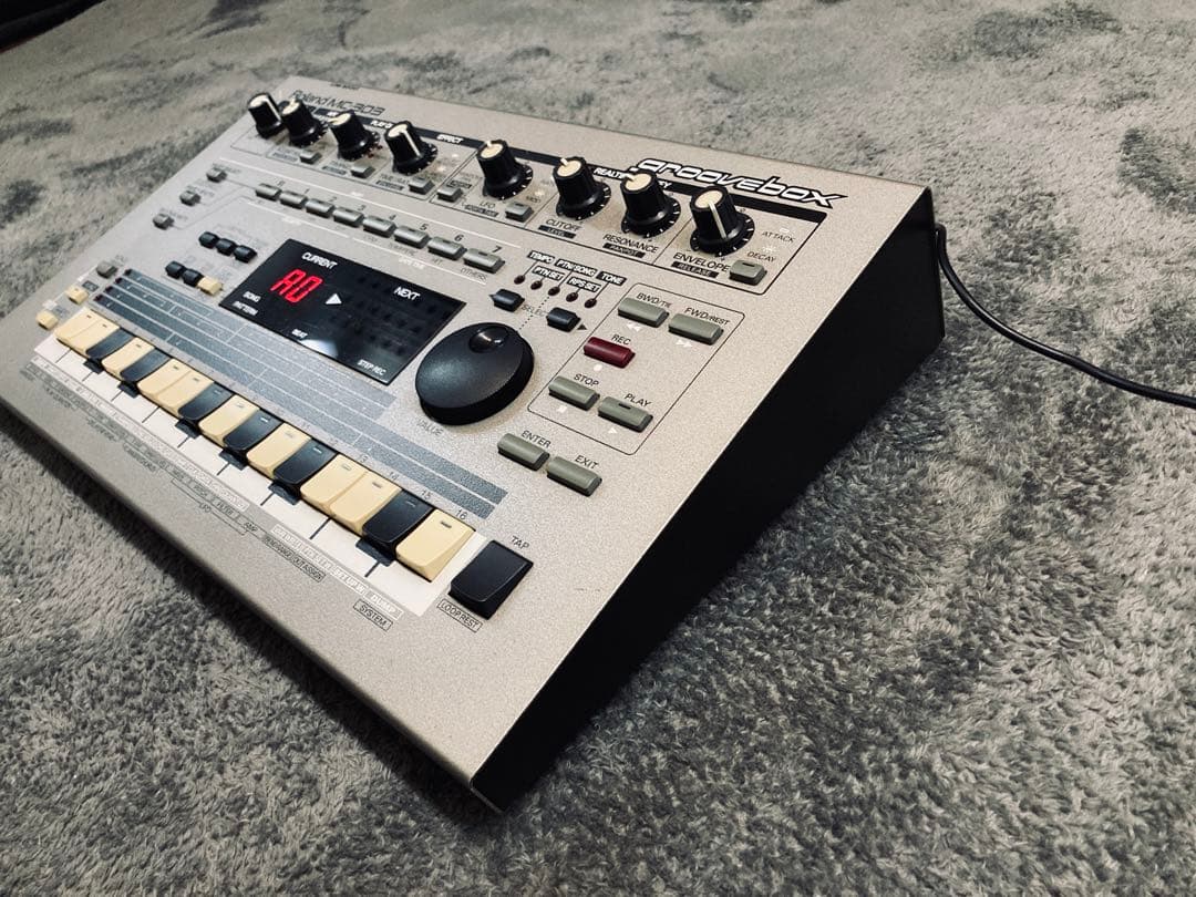 Roland MC-303 groovebox シーケンサー