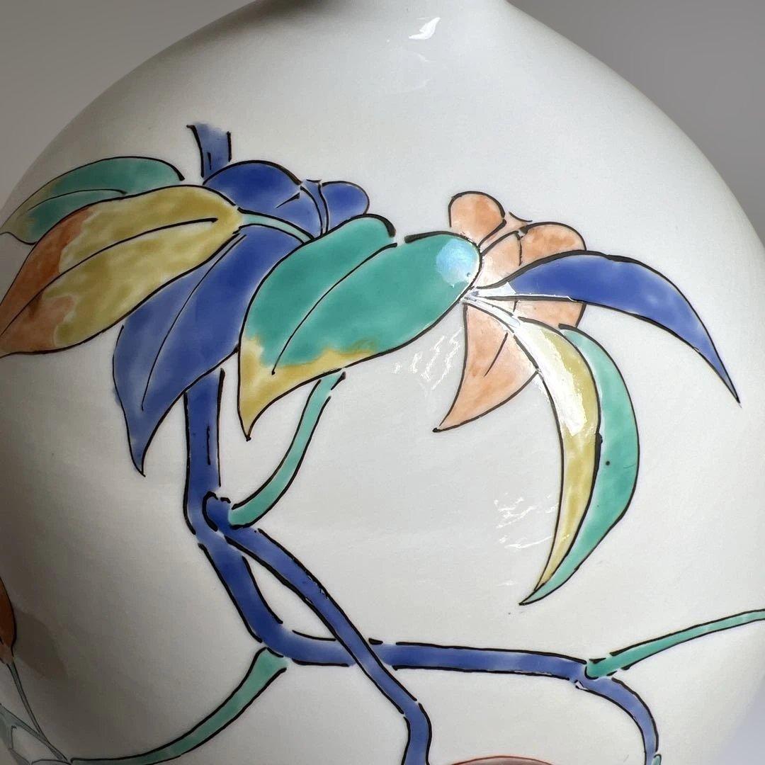 酒井田柿右衛門　濁手本作あけび文花瓶　高さ約25.5㎝ 東Y7-1006☆2F