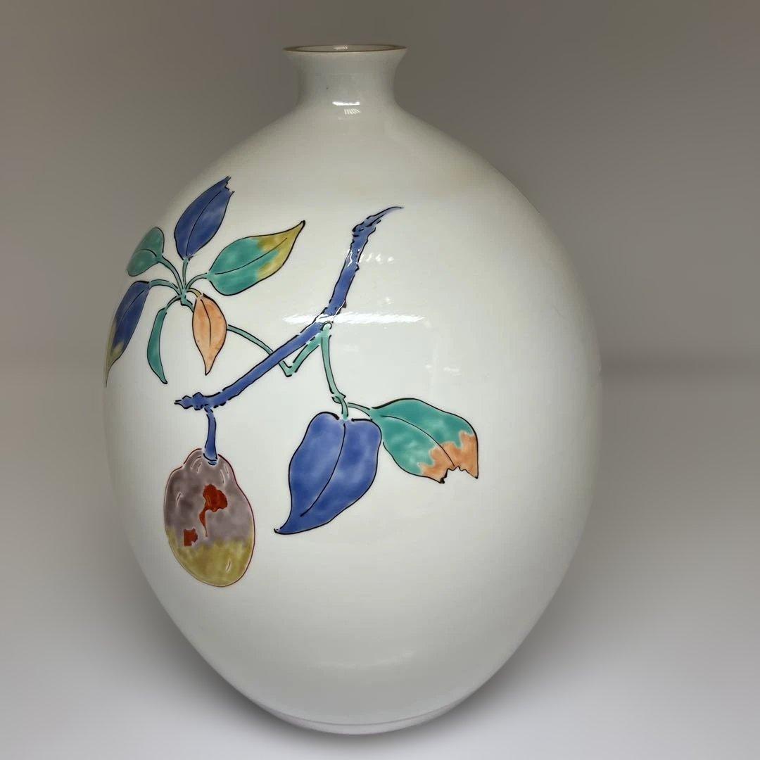 酒井田柿右衛門　濁手本作あけび文花瓶　高さ約25.5㎝ 東Y7-1006☆2F