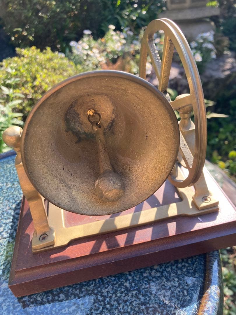 素敵なアンティーク風　真鍮製 車輪付きベル 木製台座