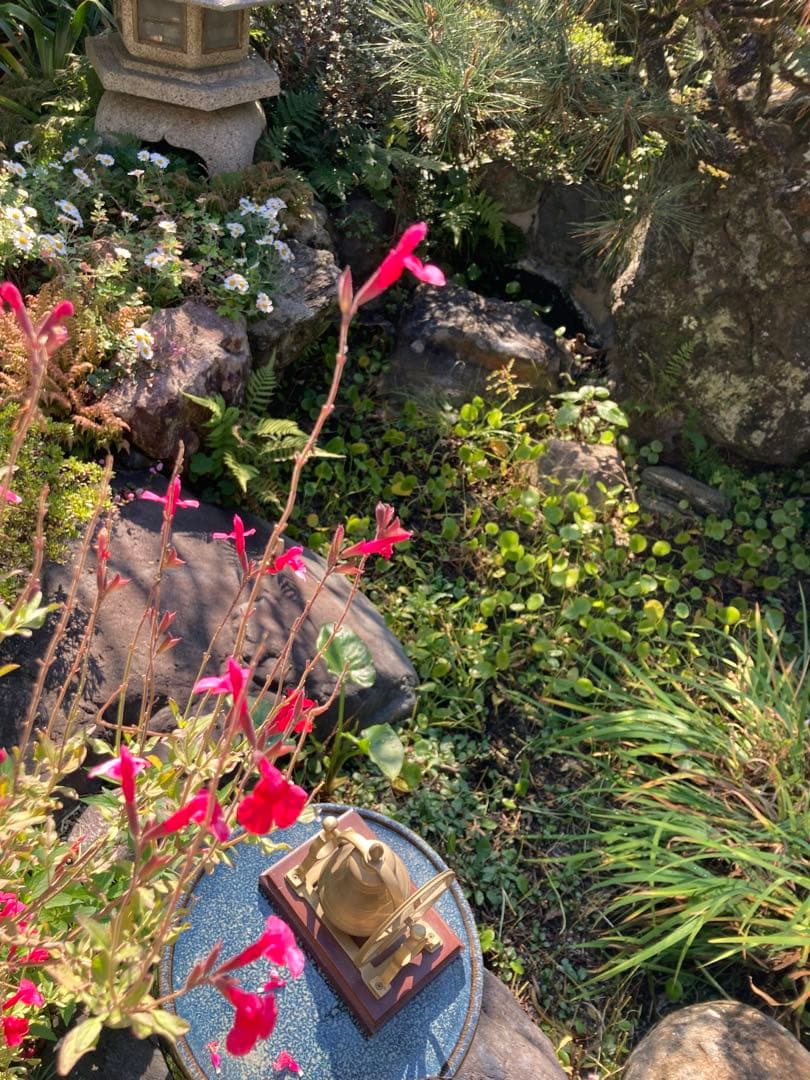 素敵なアンティーク風　真鍮製 車輪付きベル 木製台座