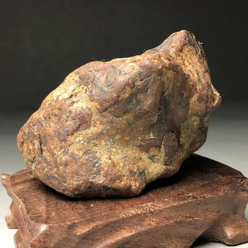 隕石 鉄隕石　アルタイ隕石　原皮付き　ナチュラル　原石　重さ約662ｇ