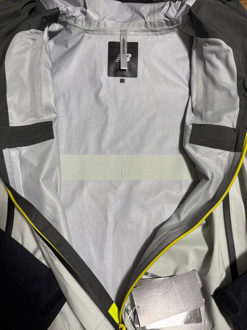 お正月特価！【新品タグ付】定価38,500円！ニューバランス高機能パーカー