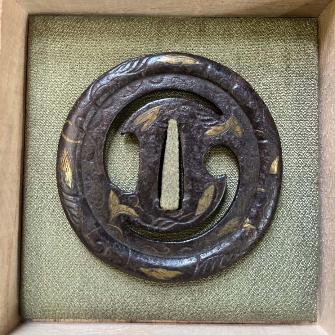 葉模様の鉄製鍔