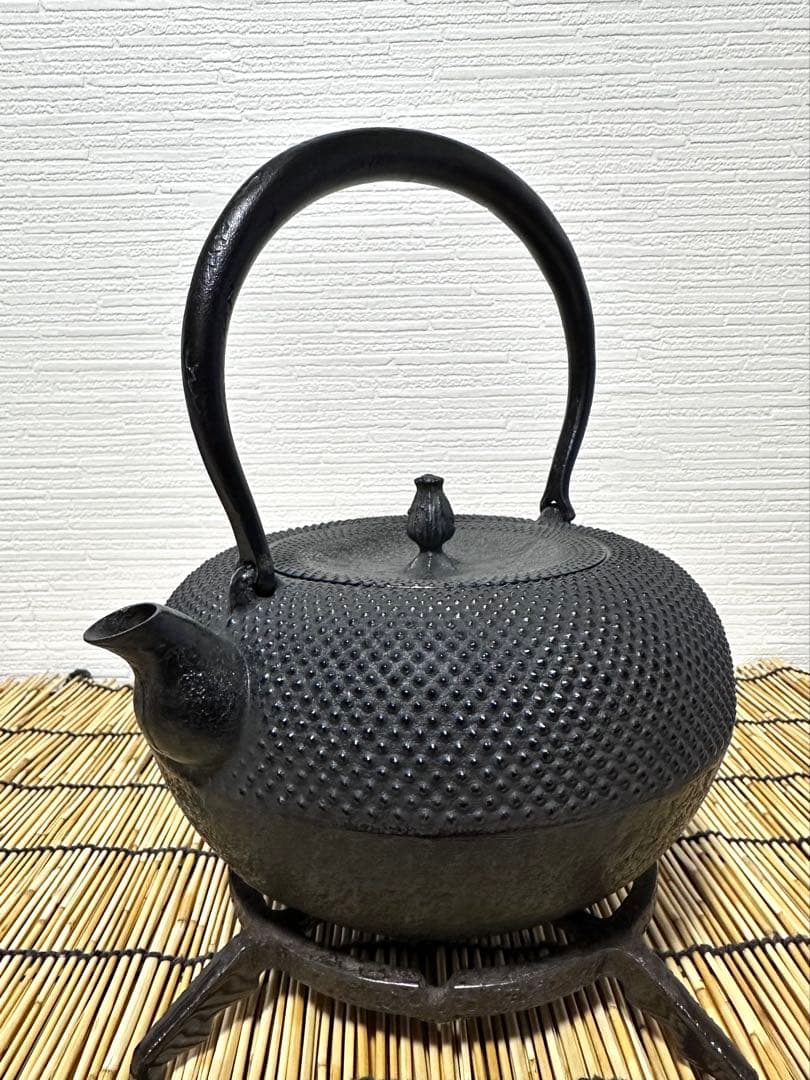 未使用品　南部伝統工芸士 及川寛治作　１８型姥口 アラレ　南部鉄瓶　南部鉄器