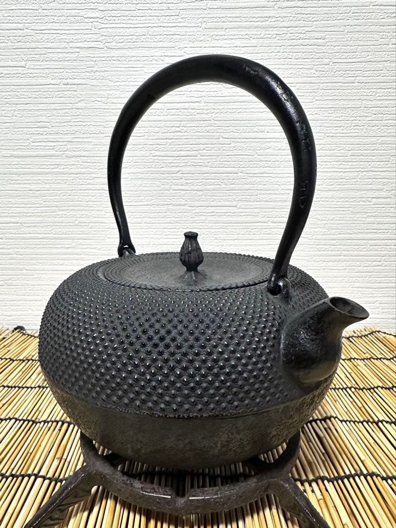 未使用品　南部伝統工芸士 及川寛治作　１８型姥口 アラレ　南部鉄瓶　南部鉄器