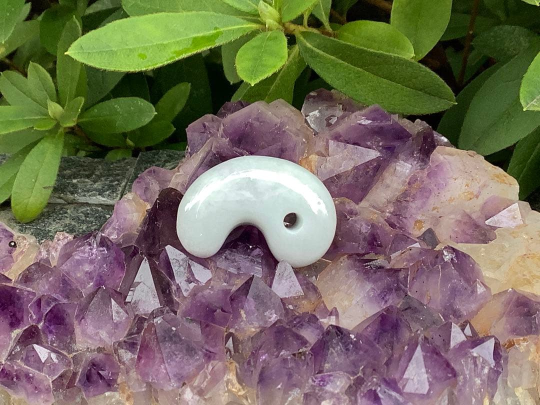 ✳神からの授かり　糸魚川翡翠勾玉　濃いめの白肌　機械鑑定書付の極上品質‼️