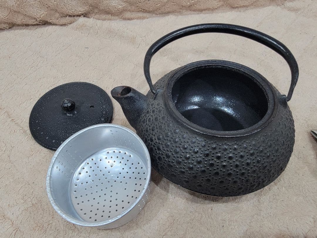 黒色鋳鉄鉄瓶 凹凸デザイン 茶こし付き　南部鉄器
