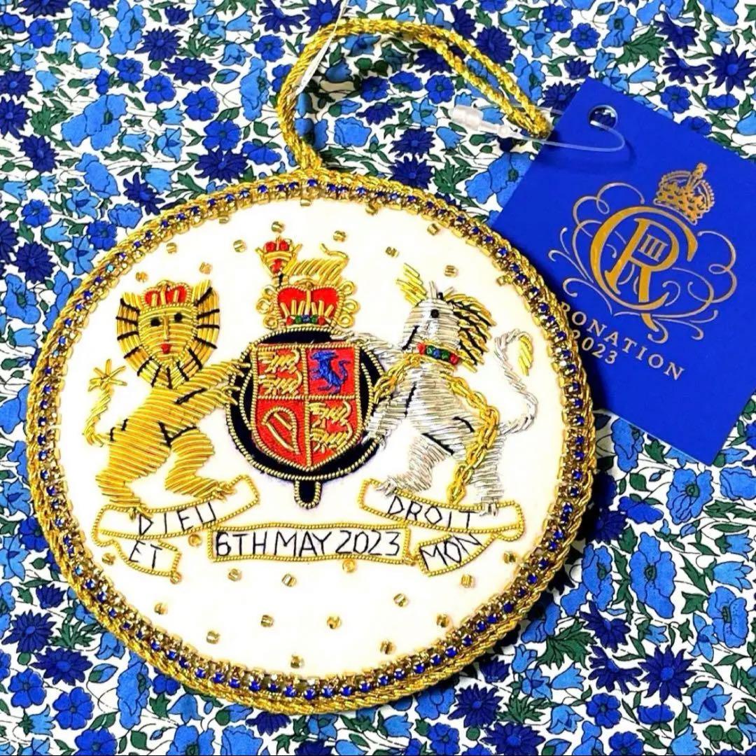 バッキンガム宮殿　チャールズ国王　記念オーナメント　エリザベス女王　ビーズ刺繍
