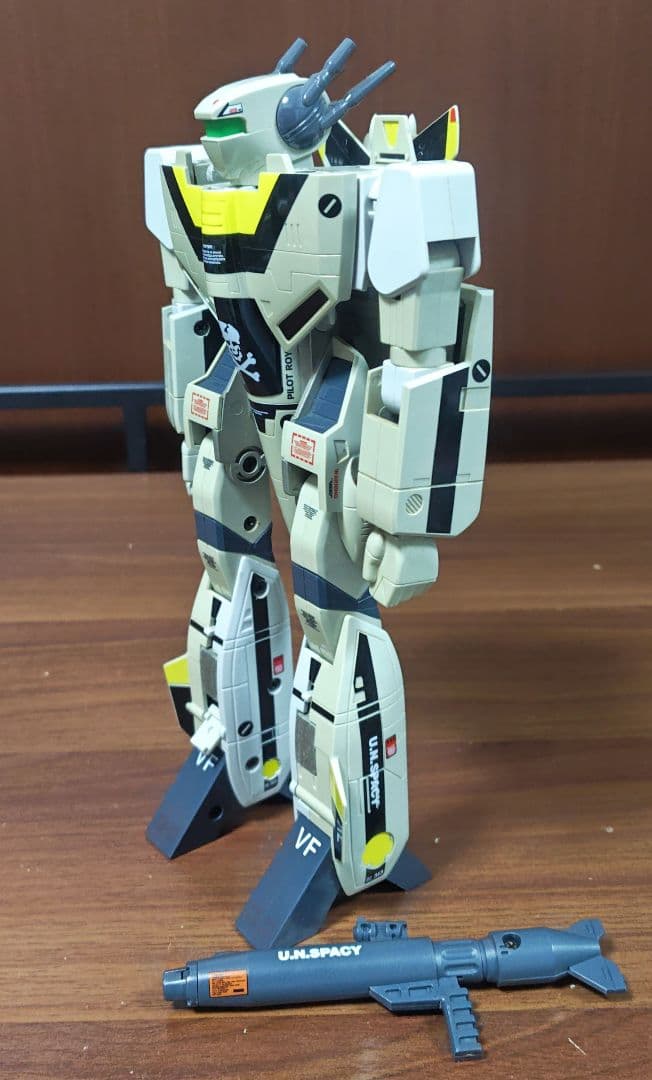 バンダイ VF-1S バルキリー ロイ・フォッカー・スペシャル 復刻版