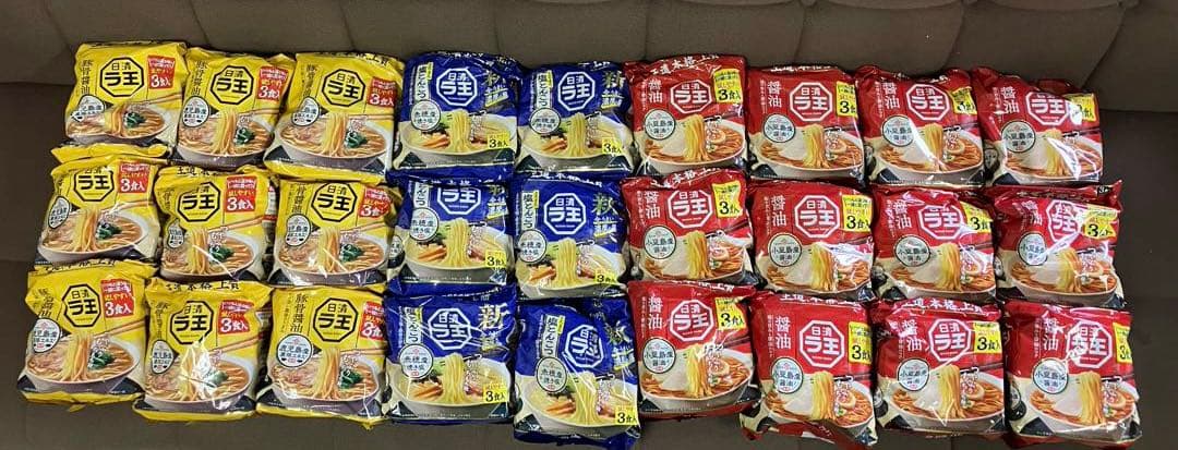 カップ麺、カレーめし、ラ王袋麺、お菓子などの販売です。