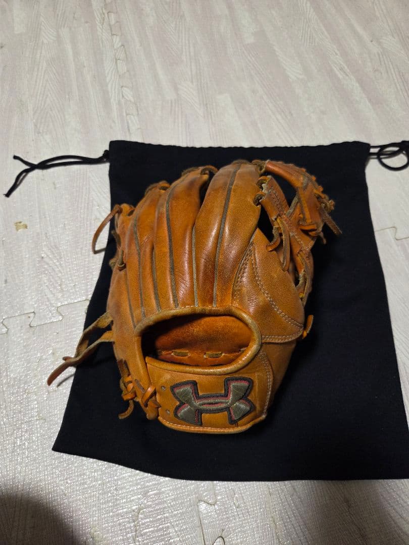 アンダーアーマー　内野用グローブ