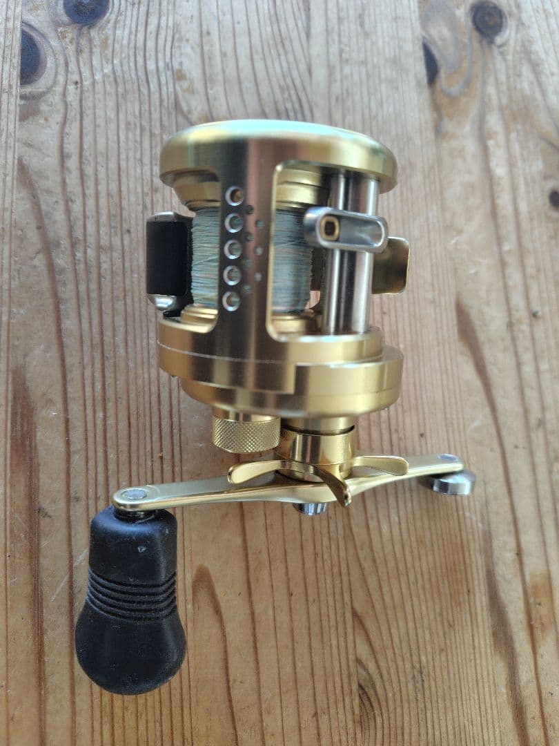 シマノSHIMANO カルカッタコンクエスト200f 右巻き