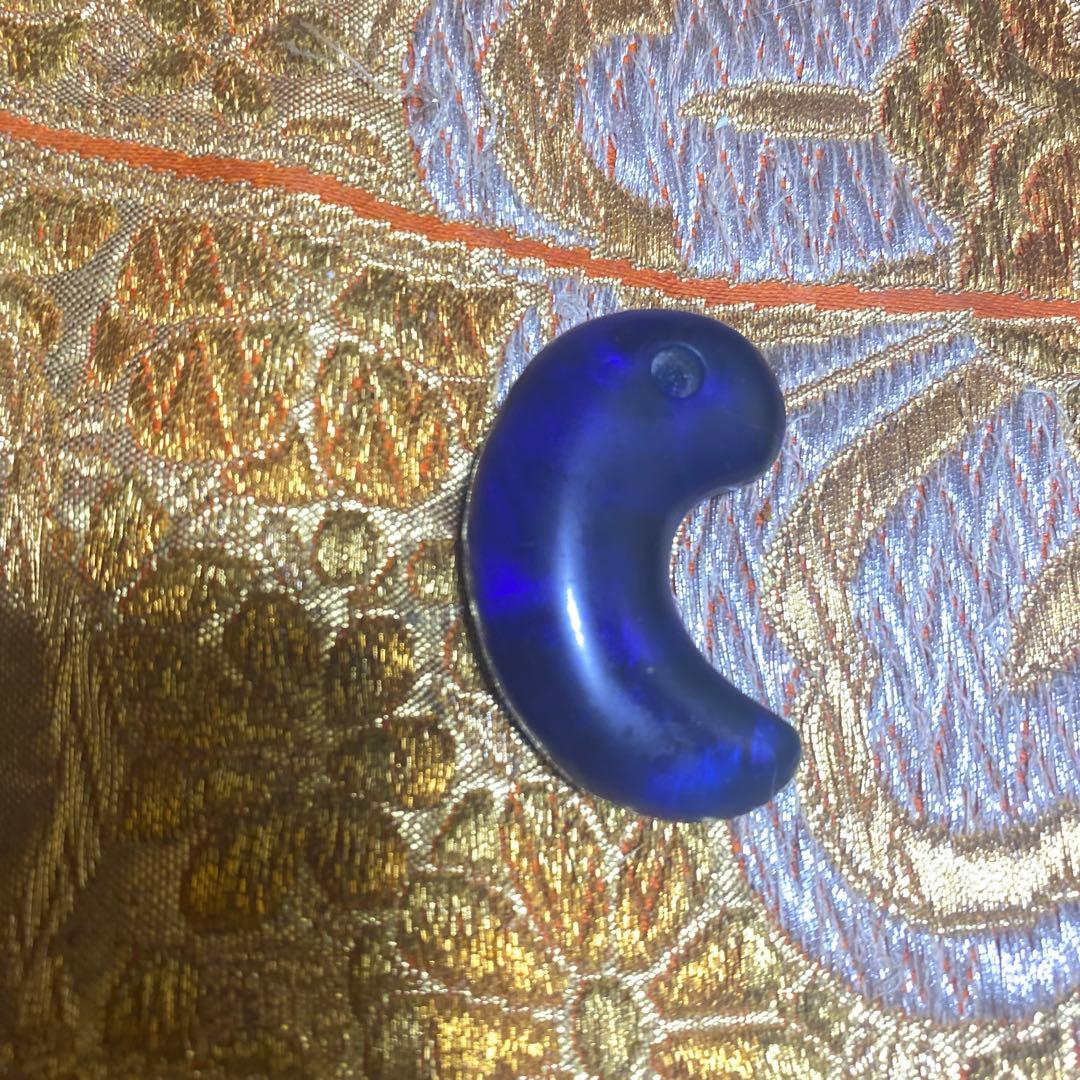 【五條出土・紫瑠璃勾玉】──実に深みのある古代紫のガラス