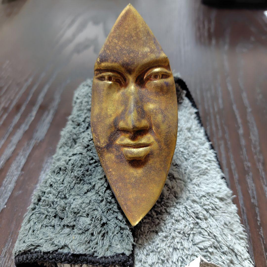 金色と瑠璃色が施された月顔の彫刻