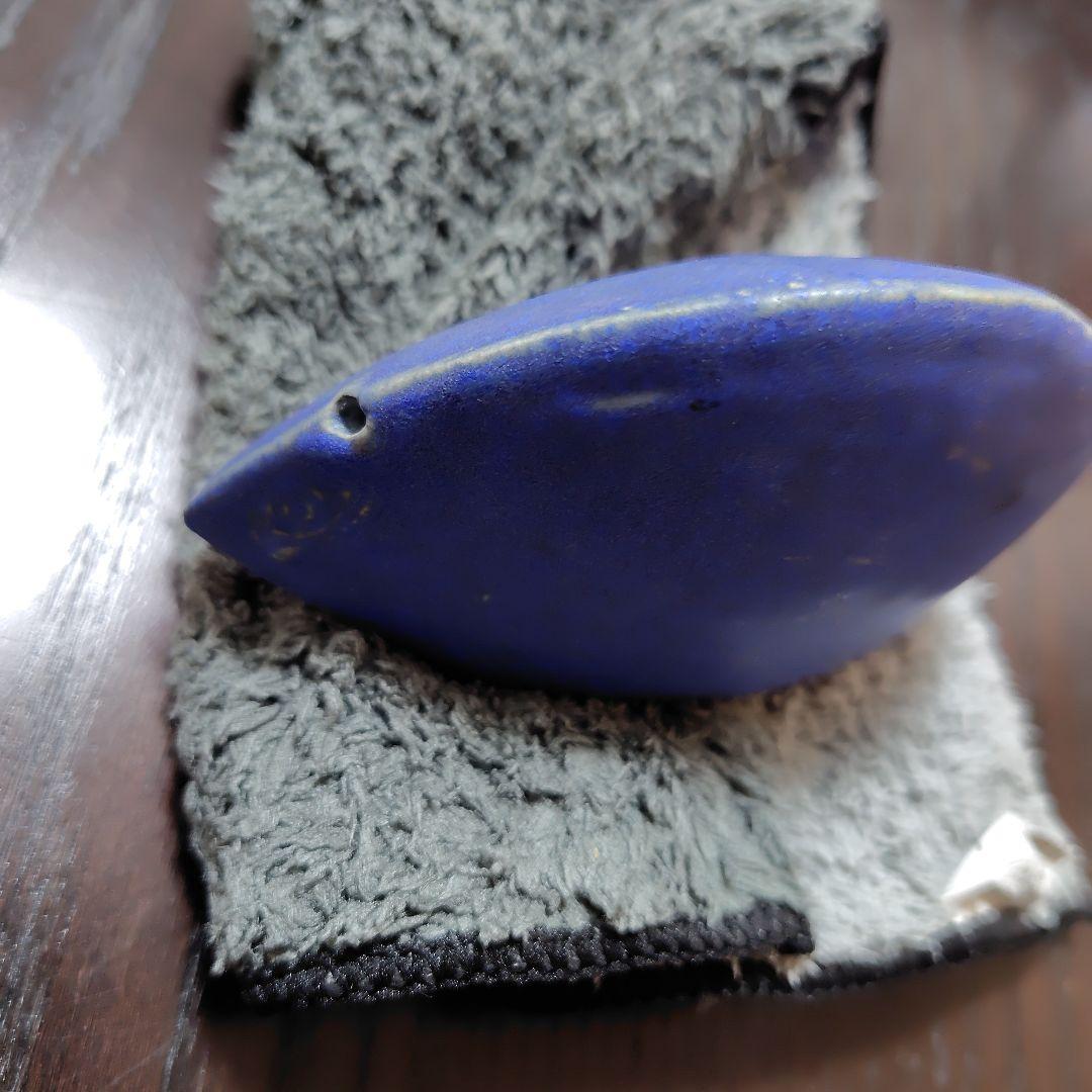 金色と瑠璃色が施された月顔の彫刻