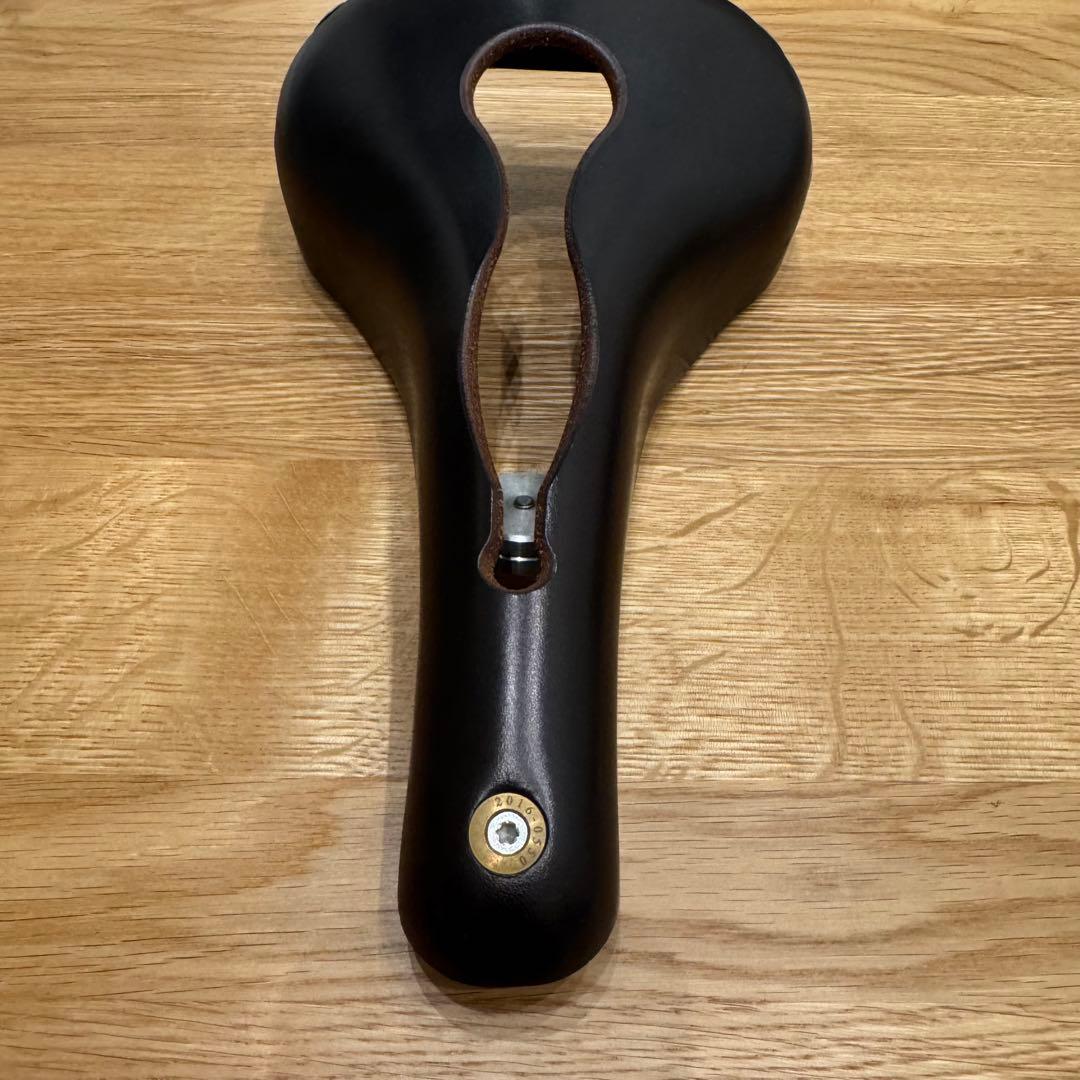 ジルベルソー レザー穴あき サドル