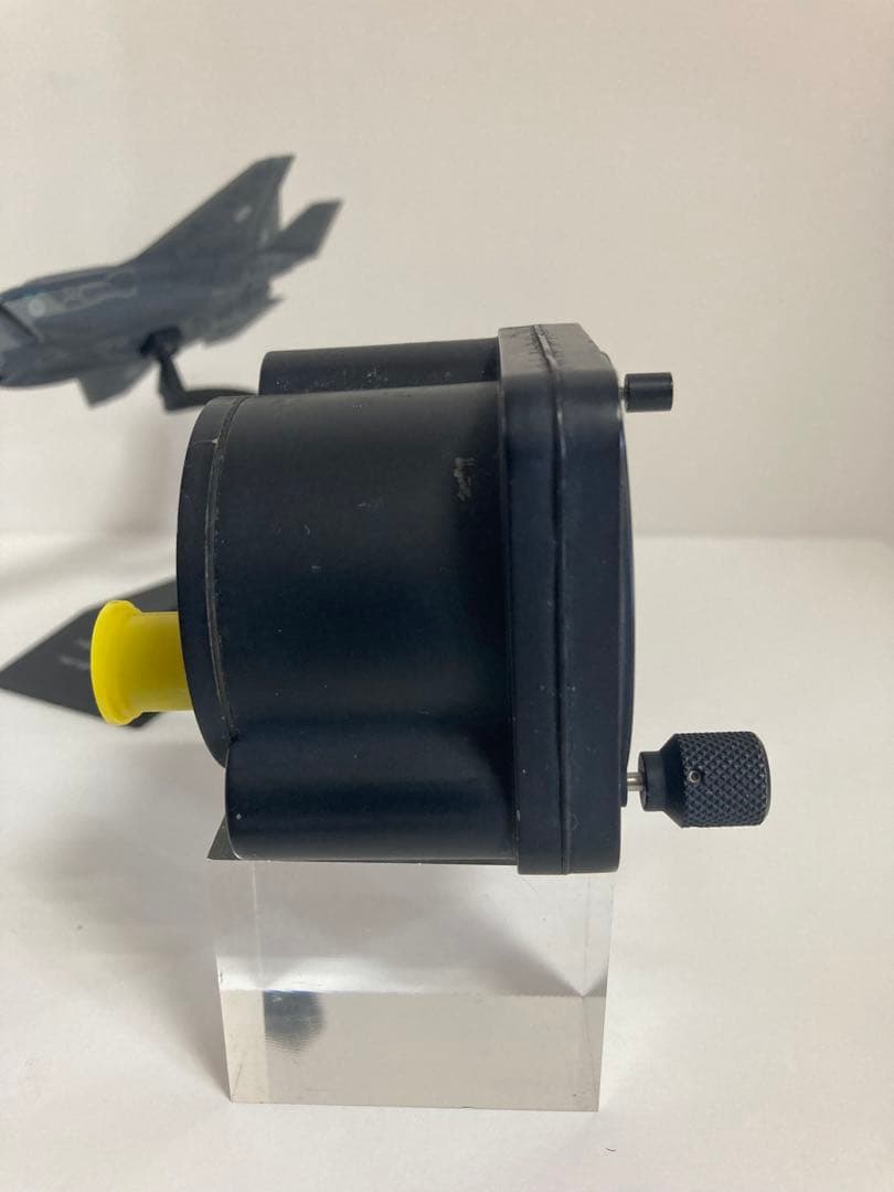 ミニチュア戦闘機とコックピット時計(不動)