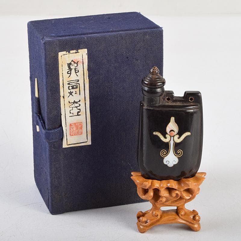中国　牛角製　玉石螺鈿装飾　漢詩刻　鼻煙壷　木製台付　M　9430
