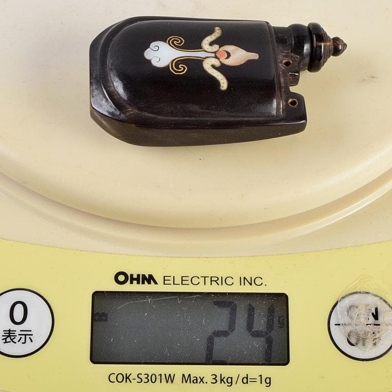 中国　牛角製　玉石螺鈿装飾　漢詩刻　鼻煙壷　木製台付　M　9430