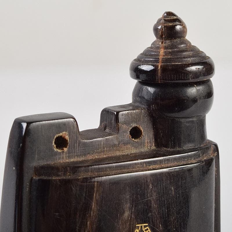 中国　牛角製　玉石螺鈿装飾　漢詩刻　鼻煙壷　木製台付　M　9430