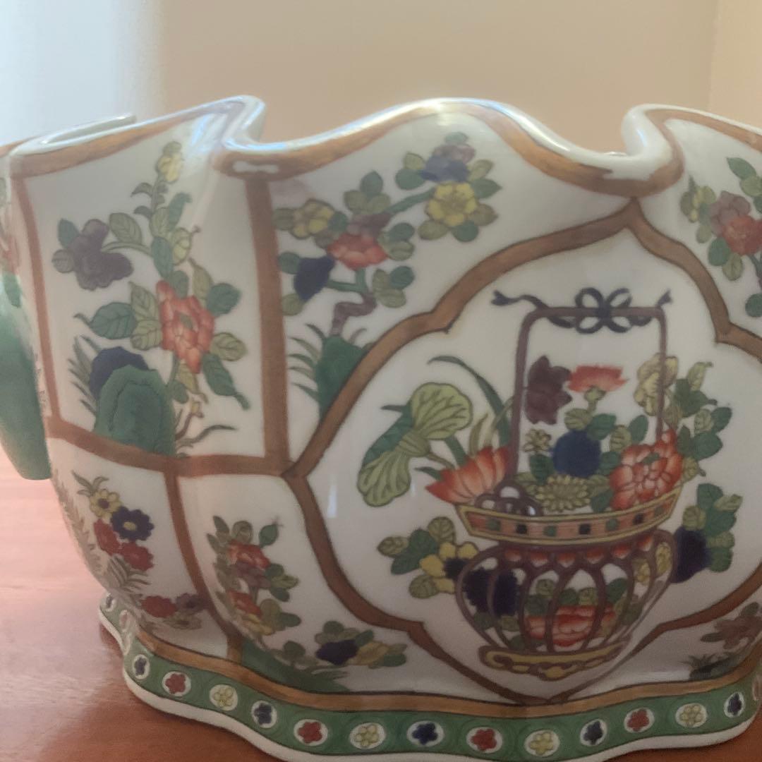 花と果物の装飾 陶器の水鉢、手描き、シノワズリ