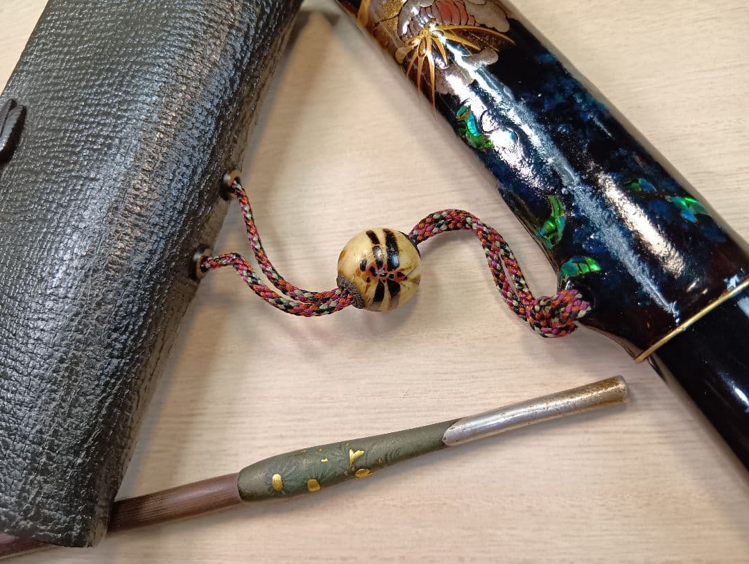 煙草入／蜻蛉前金具／草花図漆蒔絵螺鈿細工