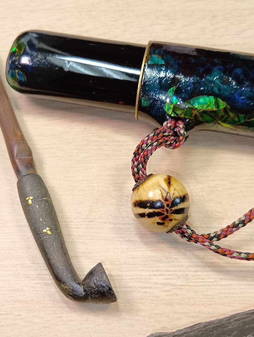 煙草入／蜻蛉前金具／草花図漆蒔絵螺鈿細工