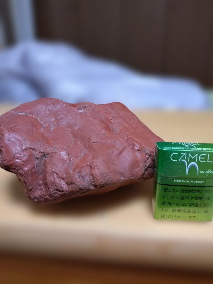 赤色の石 アート作品