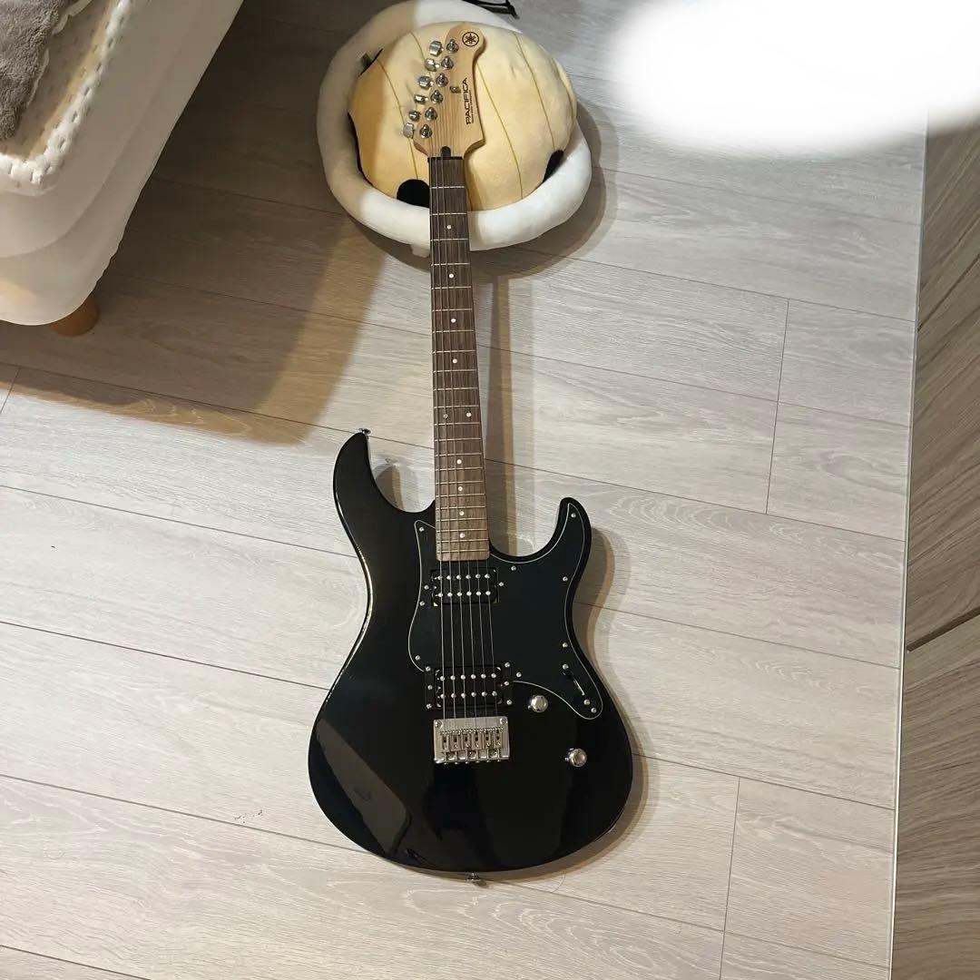 PACIFICA120Hブラックエレキギター　ケースチューナー付値下げ⭕️