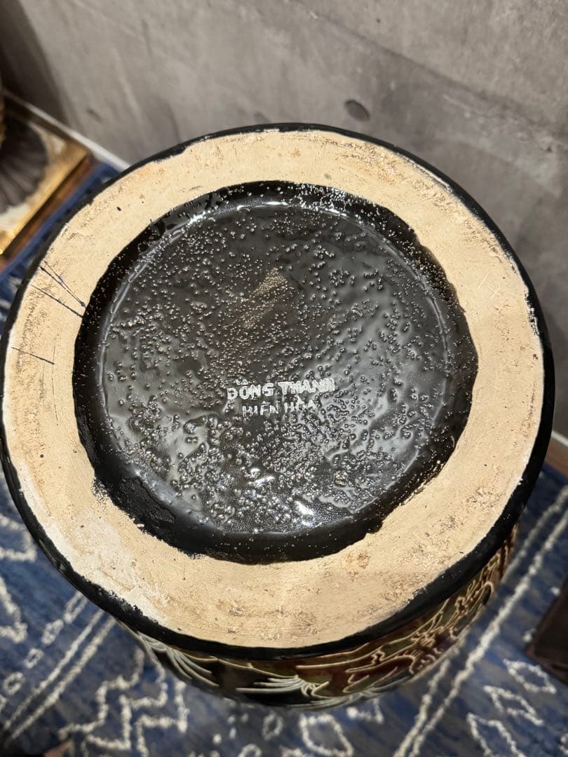 (39) 美しい東洋陶器の床置き花瓶。桜と鳥が描かれ彫刻されています。