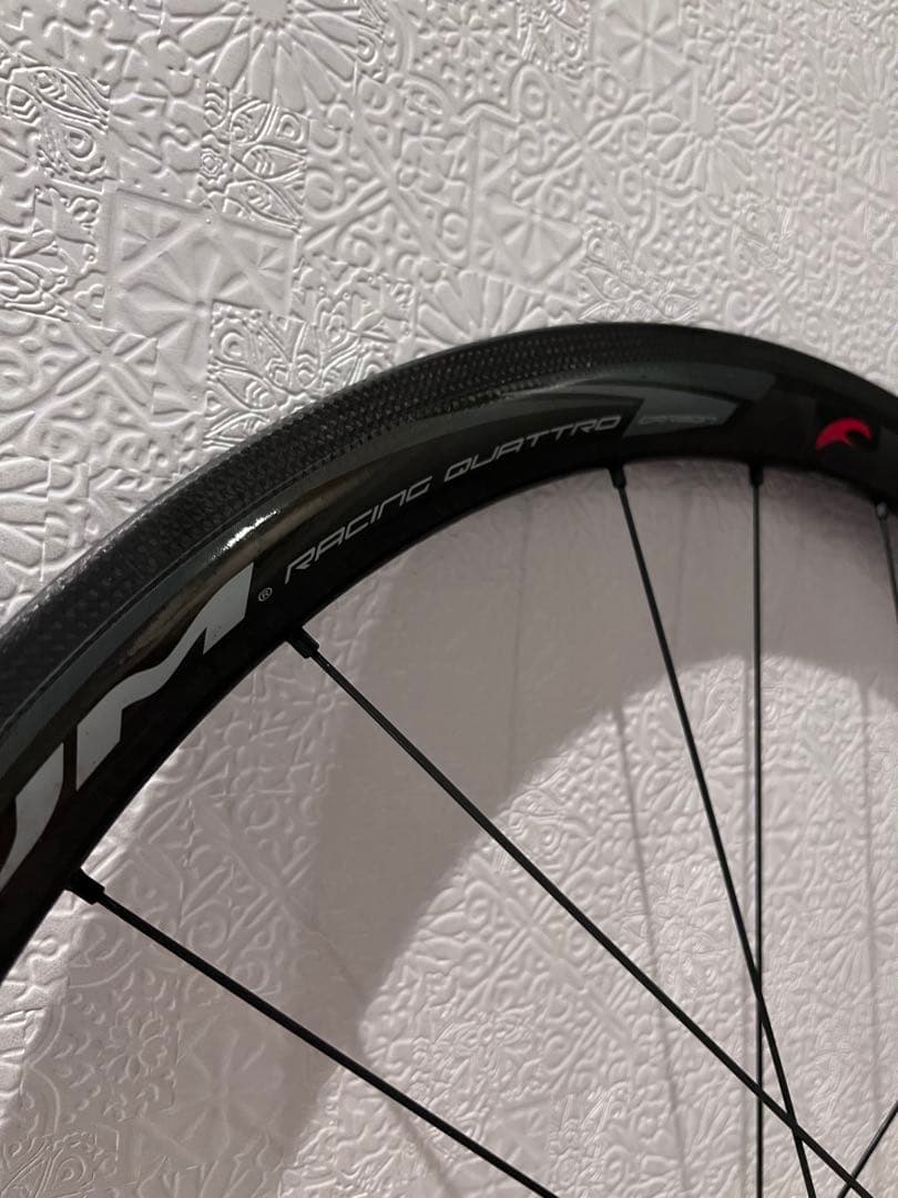 レーシングクアトロカーボン　クリンチャー，リムブレーキ，シマノフリー