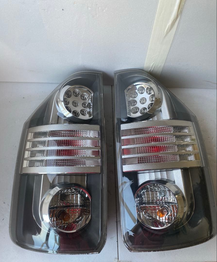 トヨタ 純正 ヴォクシー 70系 後期 ZRR70W テールランプ　左右セット