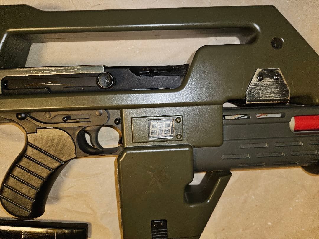 映画エイリアン·パルスライフル(ベースは東京マルイトンプソン)