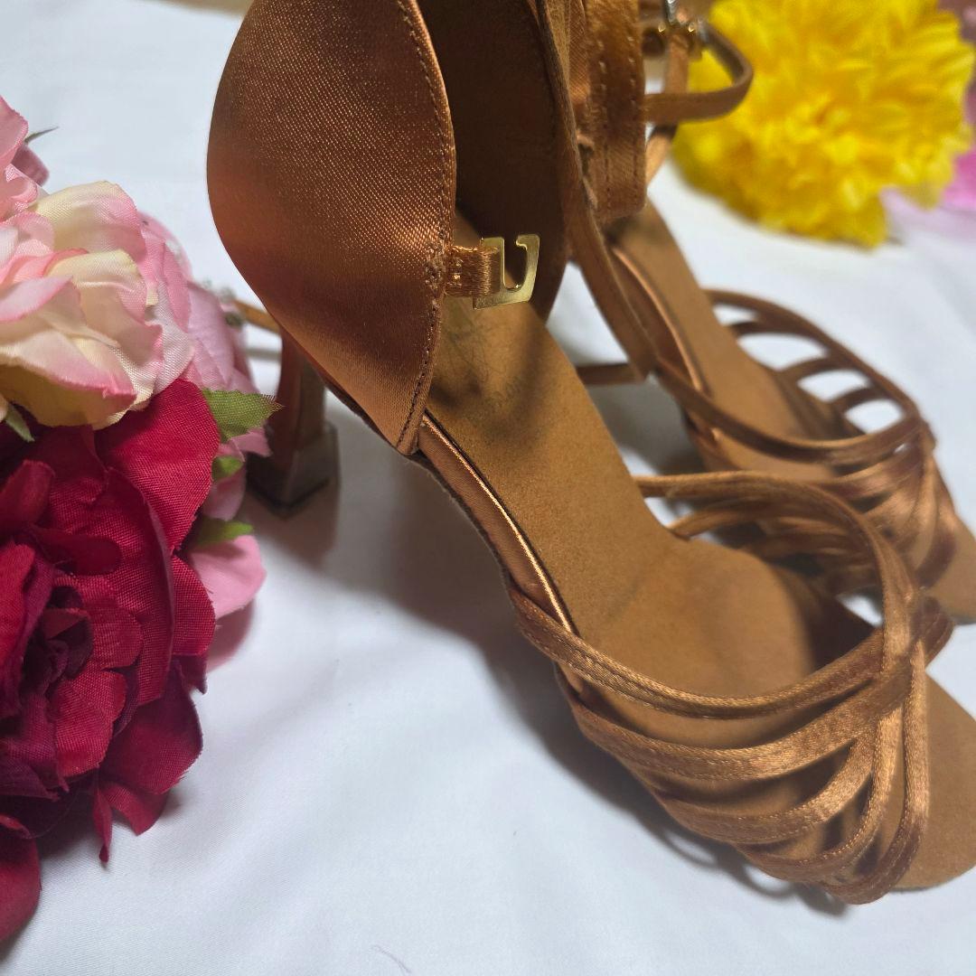 ブロンズ サテン ストラップ サンダル 中ヒール