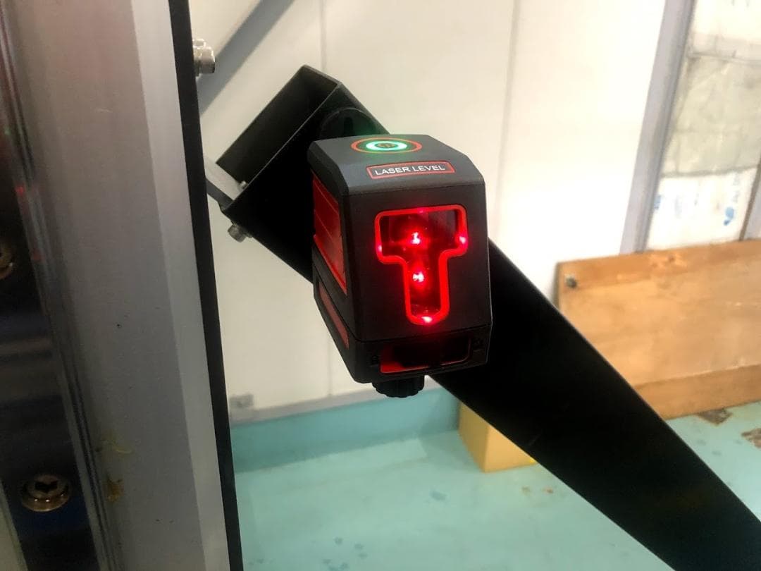 高輝度強化版・高精度 簡易装着の強磁性マウントベース付き レーザー墨出し器