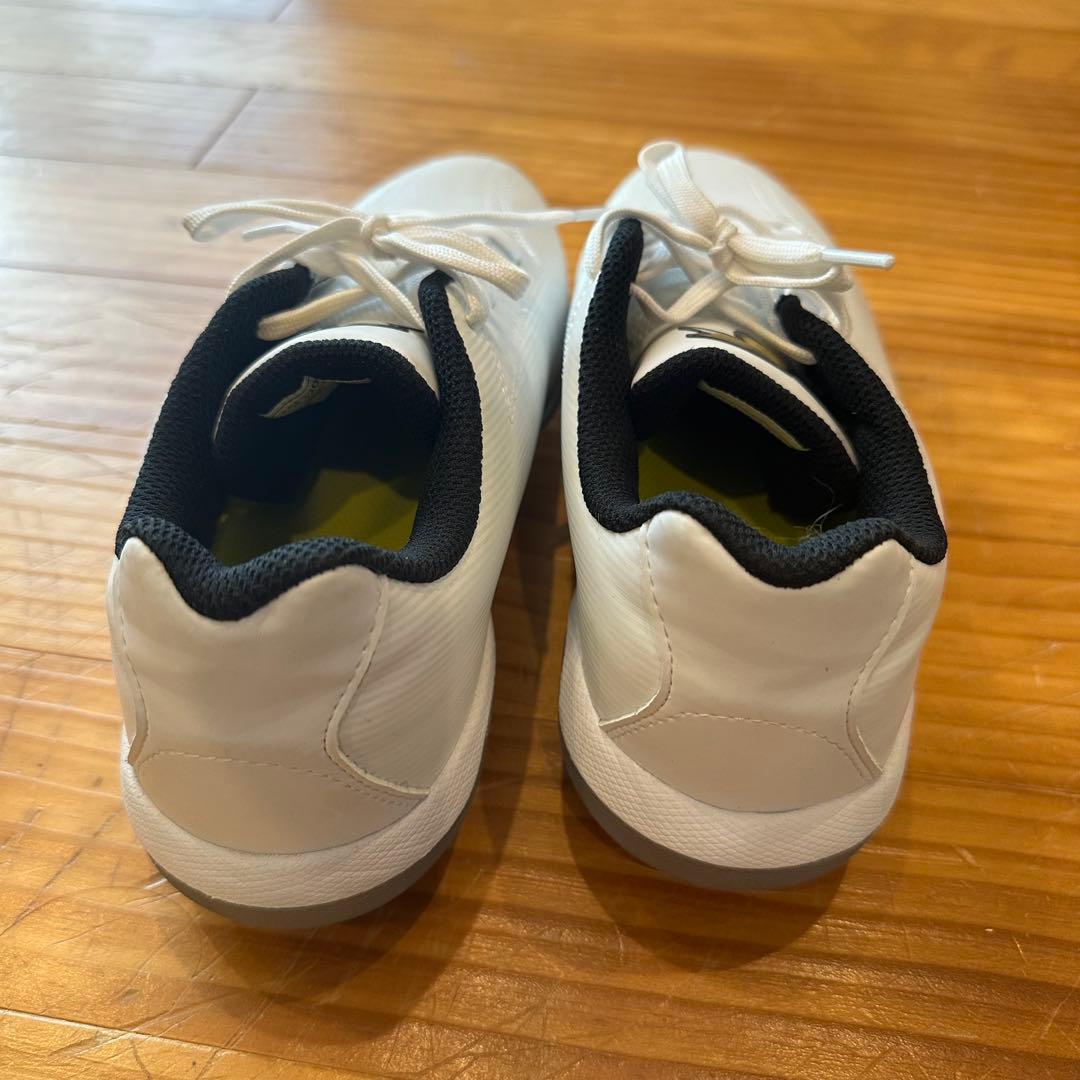 ホワイト スパイクシューズ