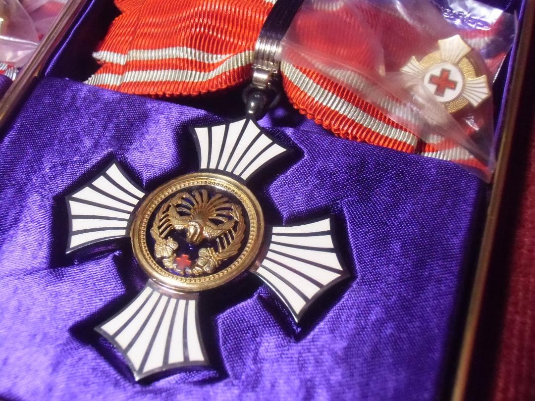 k*s様 ●日本の勲章/徽章＊日本赤十字社＊金色有功章＊女子用２個セット（実物）