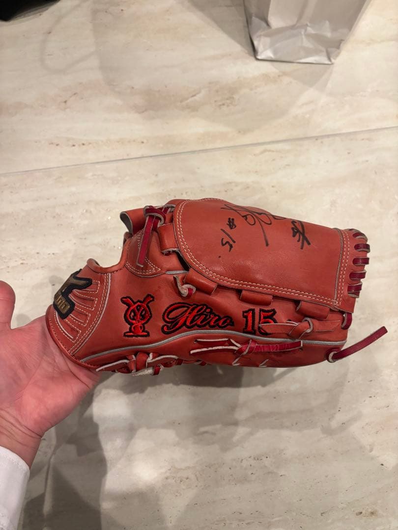 希少　巨人　澤村拓一投手　実使用グローブ　直筆サイン付き