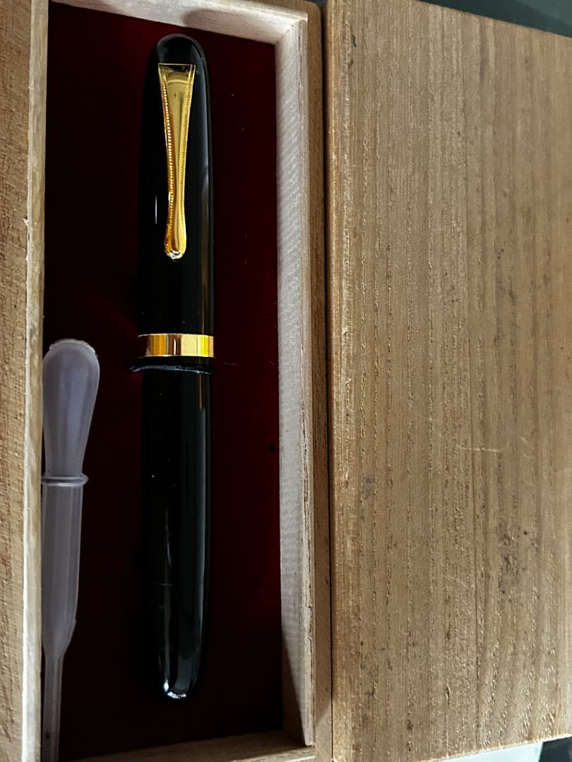 酒井栄助 黒万年筆 金色装飾付き