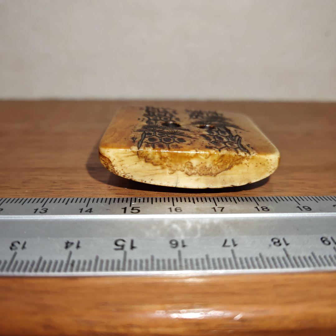時代提物 七福神根付 天然素材【福禄寿】高さ約4.3cm 重さ約36ｇ 裏面 松