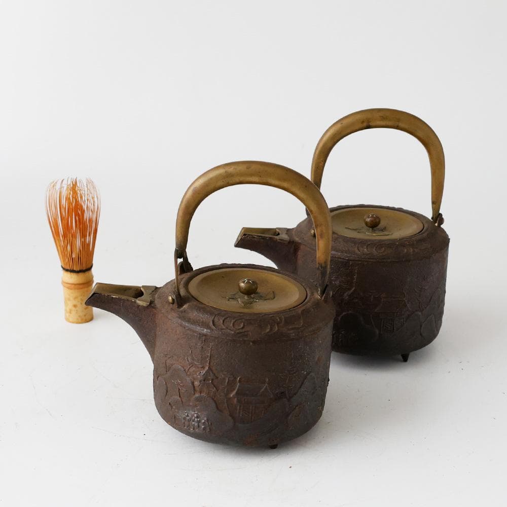 時代年代物 鉄銚子 一対 山水楼閣文 真鍮蓋 酒器 燗鍋 提子 懐石道具 鉄瓶