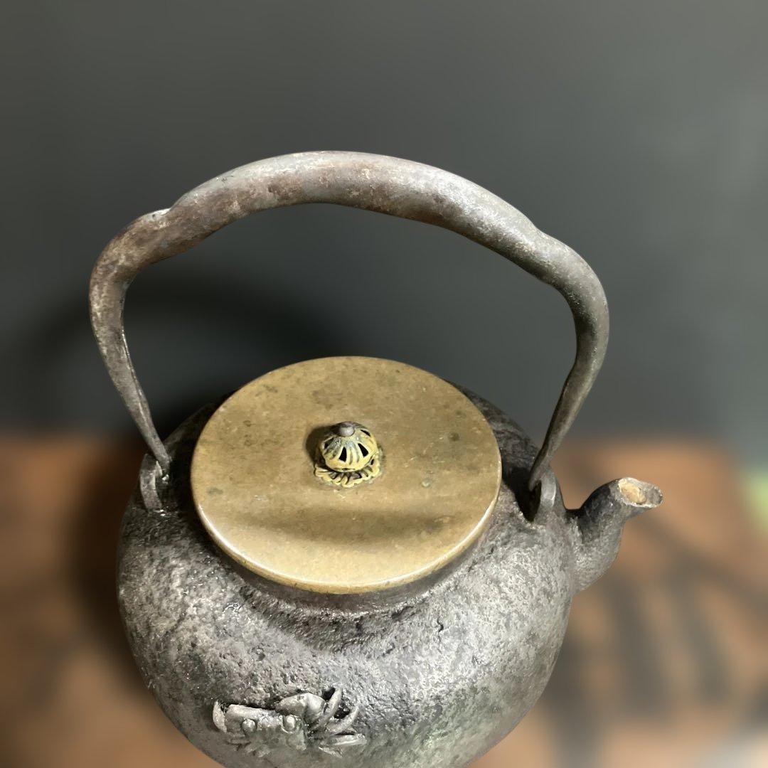 昭和初期頃の鉄瓶・蟹と巣穴付き