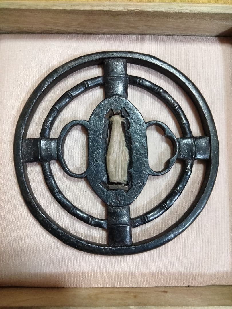 鉄地大鍔　鐔　(尾張　竹輪透かし)　室町〜江戸時代　箱付き