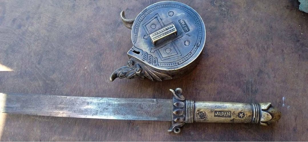 装飾的な金属製ハンドル付きコレクションアイテム