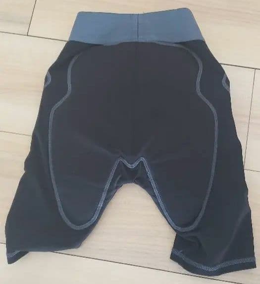 NIKITA ジュニアスノーボードウェアセット（WH/BK）+セーフティーパッド