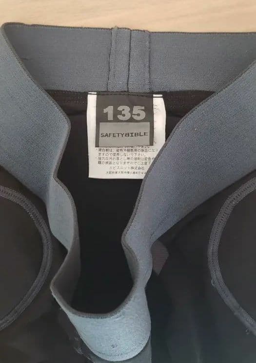 NIKITA ジュニアスノーボードウェアセット（WH/BK）+セーフティーパッド